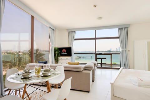 Bed, TV and multimedia, View (from property/room), Balcony/Terrace, Living room, Dining area, Sea view
