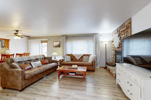 Knotty Pines House in Dellona