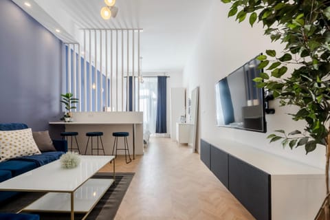 TV and multimedia, Living room, Seating area, Evening entertainment, Family