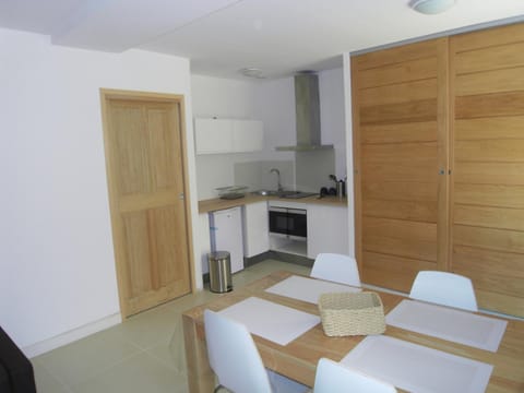 Kitchen or kitchenette, Dining area, oven, stove