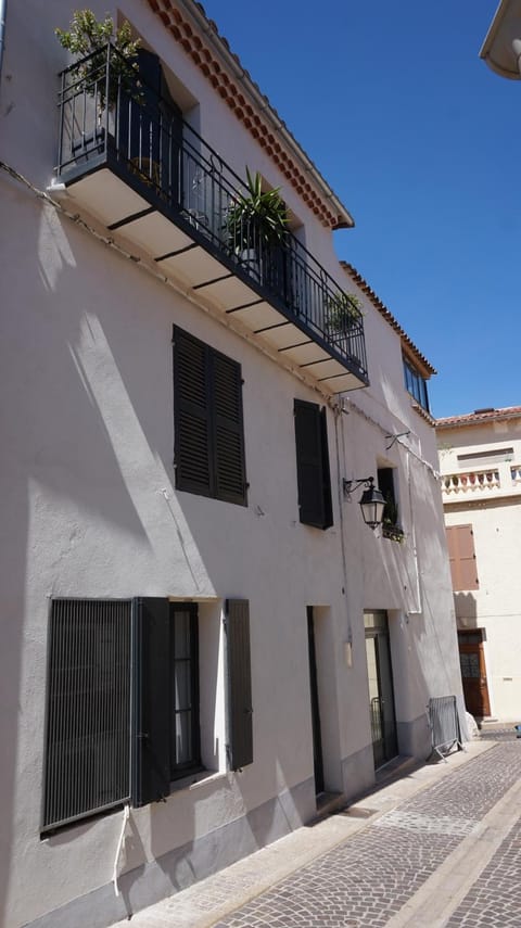 Property building, Neighbourhood