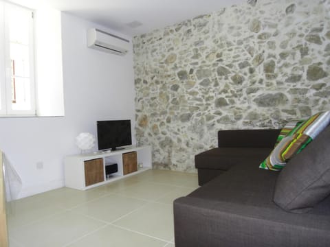 TV and multimedia, Seating area, air conditioner