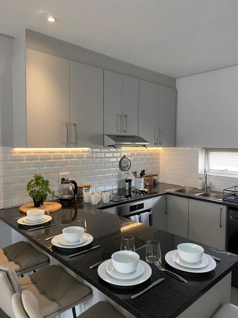 Coffee/tea facilities, Kitchen or kitchenette, Dining area, stove