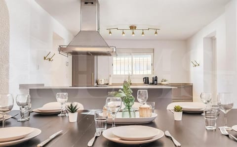 Kitchen or kitchenette, Dining area, stove