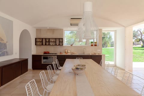 Kitchen or kitchenette, Dining area, Breakfast, air conditioner