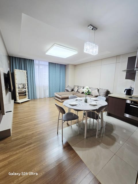 TV and multimedia, Living room, Seating area, Dining area