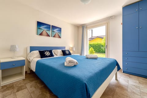 Bed, Bedroom, towels, wardrobe