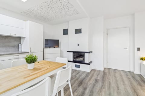 Kitchen or kitchenette, Dining area, oven, stove