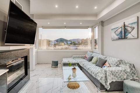Natural landscape, TV and multimedia, Living room, Seating area, Evening entertainment, Mountain view