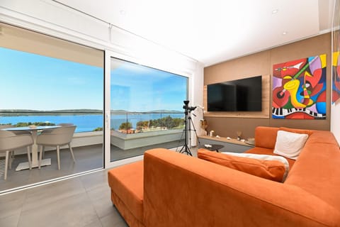 TV and multimedia, View (from property/room), Balcony/Terrace, Living room, Seating area, Sea view
