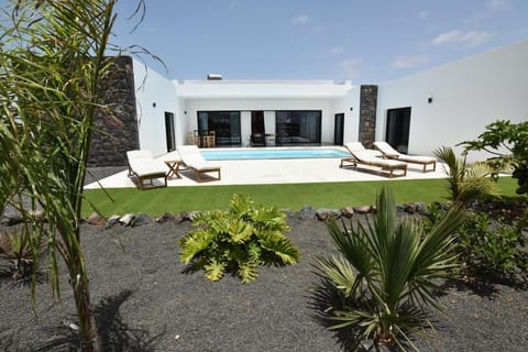 Property building, Day, Garden, Garden view, Pool view, Swimming pool, sunbed