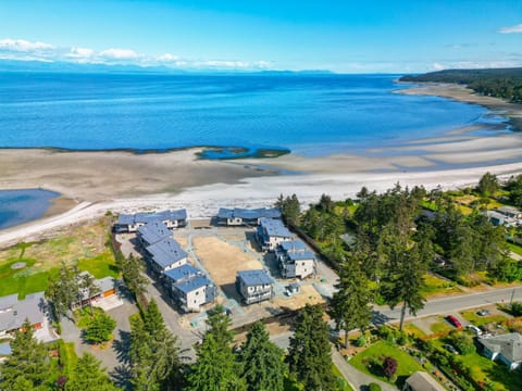 Property building, Natural landscape, Bird's eye view, Beach, Mountain view, Sea view