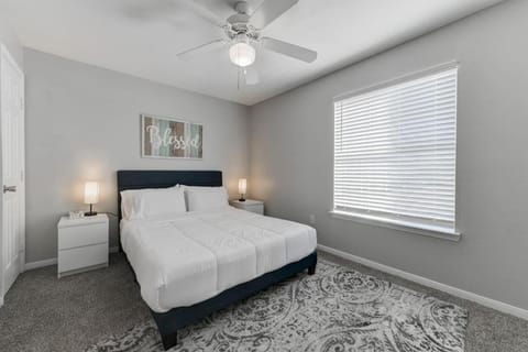 Private Gated 4BR 4BA Home Away From Home Near DT Apartment in Montopolis