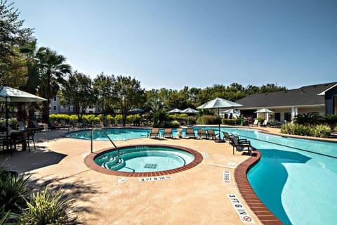 Private Gated 4BR 4BA Home Away From Home Near DT Apartment in Montopolis