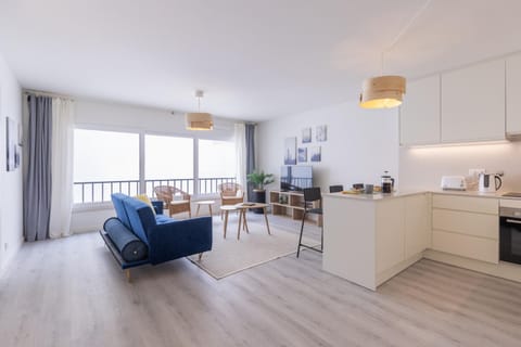 Kitchen or kitchenette, Living room, Seating area, Dining area, stove