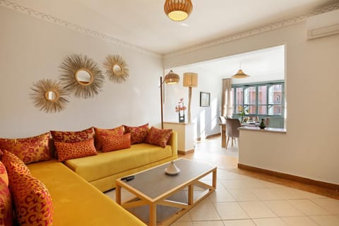 TV and multimedia, Living room, Seating area, Dining area, air conditioner