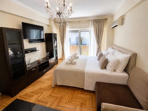 Bed, TV and multimedia, Living room, Photo of the whole room, Seating area, Bedroom