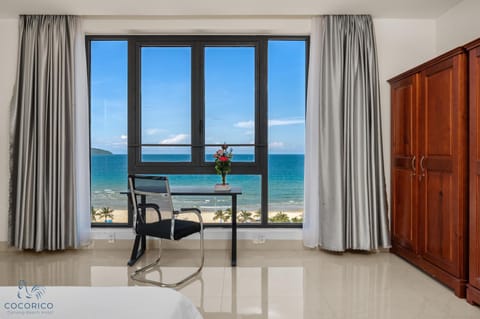 Bed, Natural landscape, View (from property/room), Balcony/Terrace, Living room, Photo of the whole room, Seating area, Dining area, Bedroom, Lake view, Sea view
