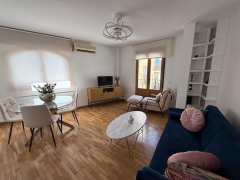 Living room, Seating area, Dining area, air conditioner