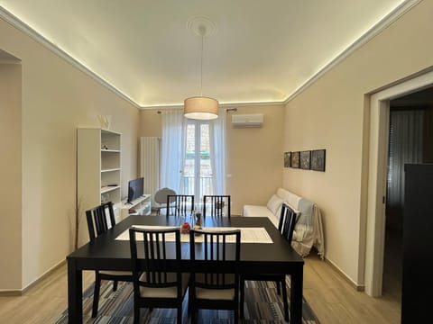 Communal lounge/ TV room, TV and multimedia, Living room, Seating area, Dining area, air conditioner