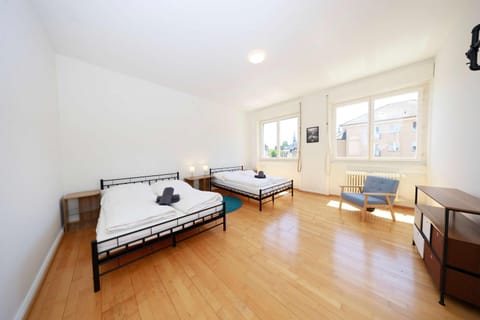 Zurich City Gem Steps to Tram Family & group Apartment in Zurich City