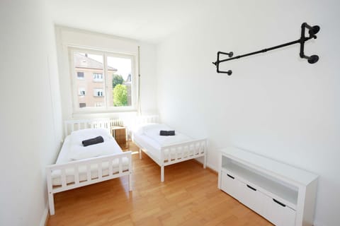 Zurich City Gem Steps to Tram Family & group Apartment in Zurich City
