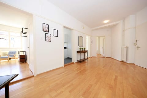 Zurich City Gem Steps to Tram Family & group Apartment in Zurich City