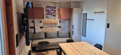 Bed, TV and multimedia, Living room