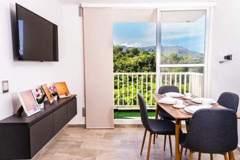 Balcony/Terrace, Dining area, Mountain view