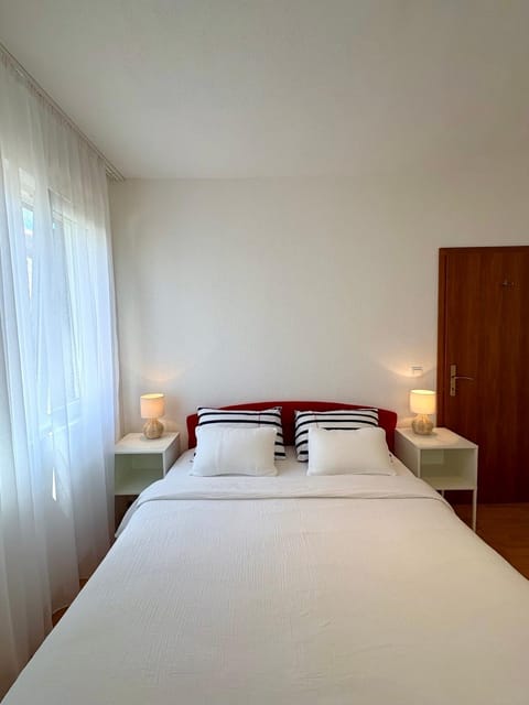 Guest House Štorija, Vis Center, 1 min from Ferry Apartment in Vis