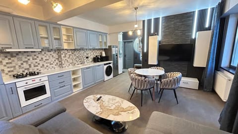 Kitchen or kitchenette, Living room, Seating area, Dining area, oven, stove