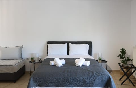 White Ruby Sea Side Studio Apartment in Kavala