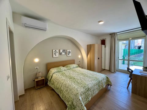 Bed, Photo of the whole room, Bedroom, air conditioner