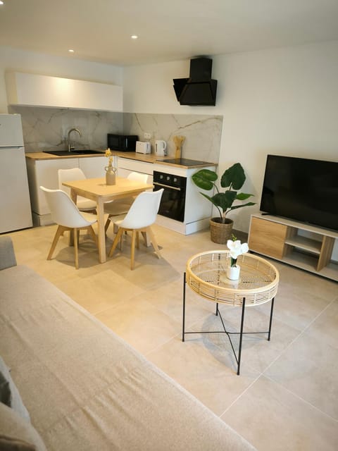 Communal lounge/ TV room, TV and multimedia, Dining area