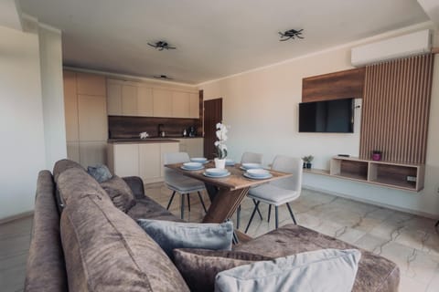 Communal lounge/ TV room, TV and multimedia, Kitchen or kitchenette, Living room, Seating area, Dining area, Evening entertainment