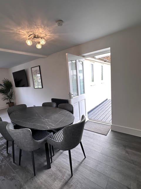 TV and multimedia, Living room, Seating area, Dining area