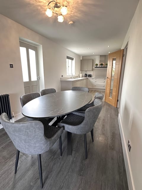 Kitchen or kitchenette, Living room, Seating area, Dining area, stove