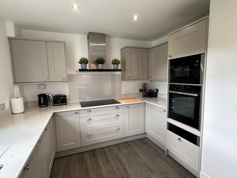 Coffee/tea facilities, Kitchen or kitchenette, dishwasher, oven, stove, toaster