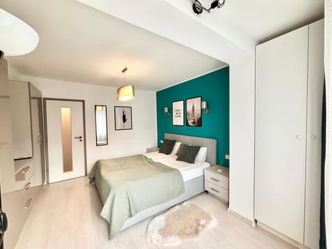 Bed, Bedroom, flat iron, wardrobe