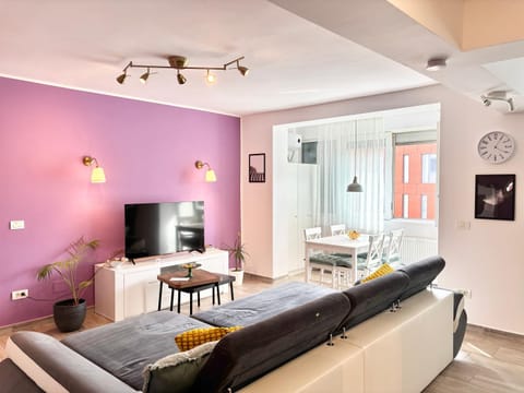 Communal lounge/ TV room, TV and multimedia, Living room, Photo of the whole room, Seating area, Dining area, Evening entertainment