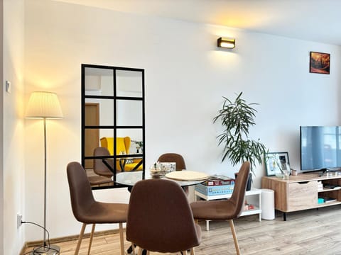 Communal lounge/ TV room, TV and multimedia, Living room, Seating area, Dining area