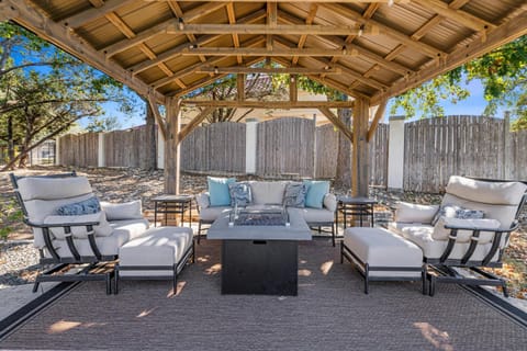 Pool, Cabana & Amazing Views - Picturesque Point House in Lake Austin