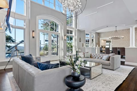 Pool, Cabana & Amazing Views - Picturesque Point House in Lake Austin