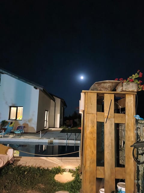 Night, Pool view