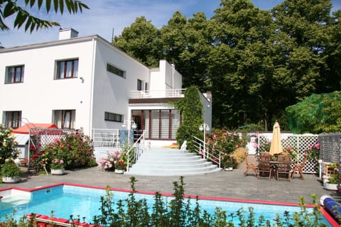 Property building, Garden, Swimming pool