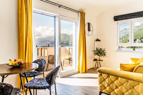 View (from property/room), Balcony/Terrace, Living room, Seating area, Dining area
