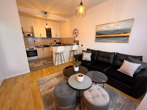 Kitchen or kitchenette, Living room, Seating area, Dining area, minibar, stove