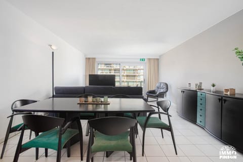 Seating area, Dining area