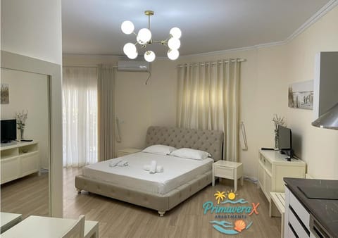 Communal lounge/ TV room, Bed, TV and multimedia, Living room, Photo of the whole room, Seating area, Evening entertainment, Bedroom, towels, air conditioner
