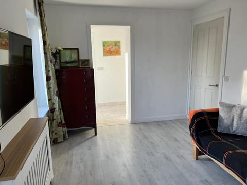 Self-contained ground level cottage with hill view Apartment in Edinburgh